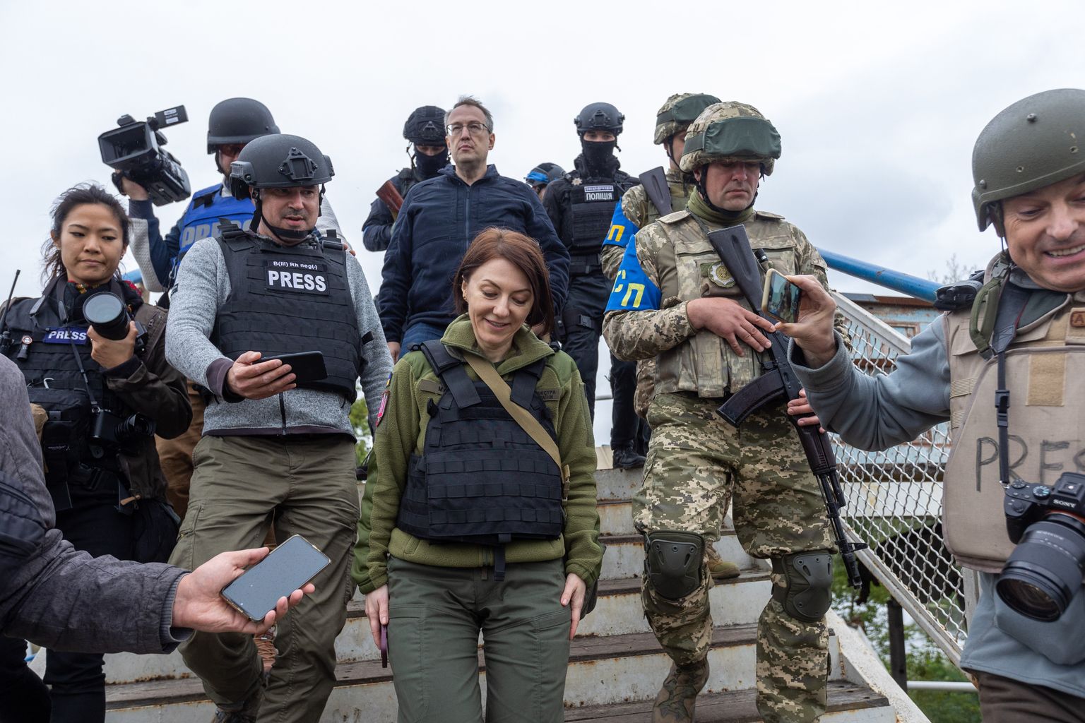 Ukraina asekaitseminister Hanna Maljar ületas kolmapäeval koos president Zelenskõiga Izjumi külastades jalakäijate silda, mis on kerge pontoonsilla kõrval linna ainus ühendus muu Harkivi oblastiga.