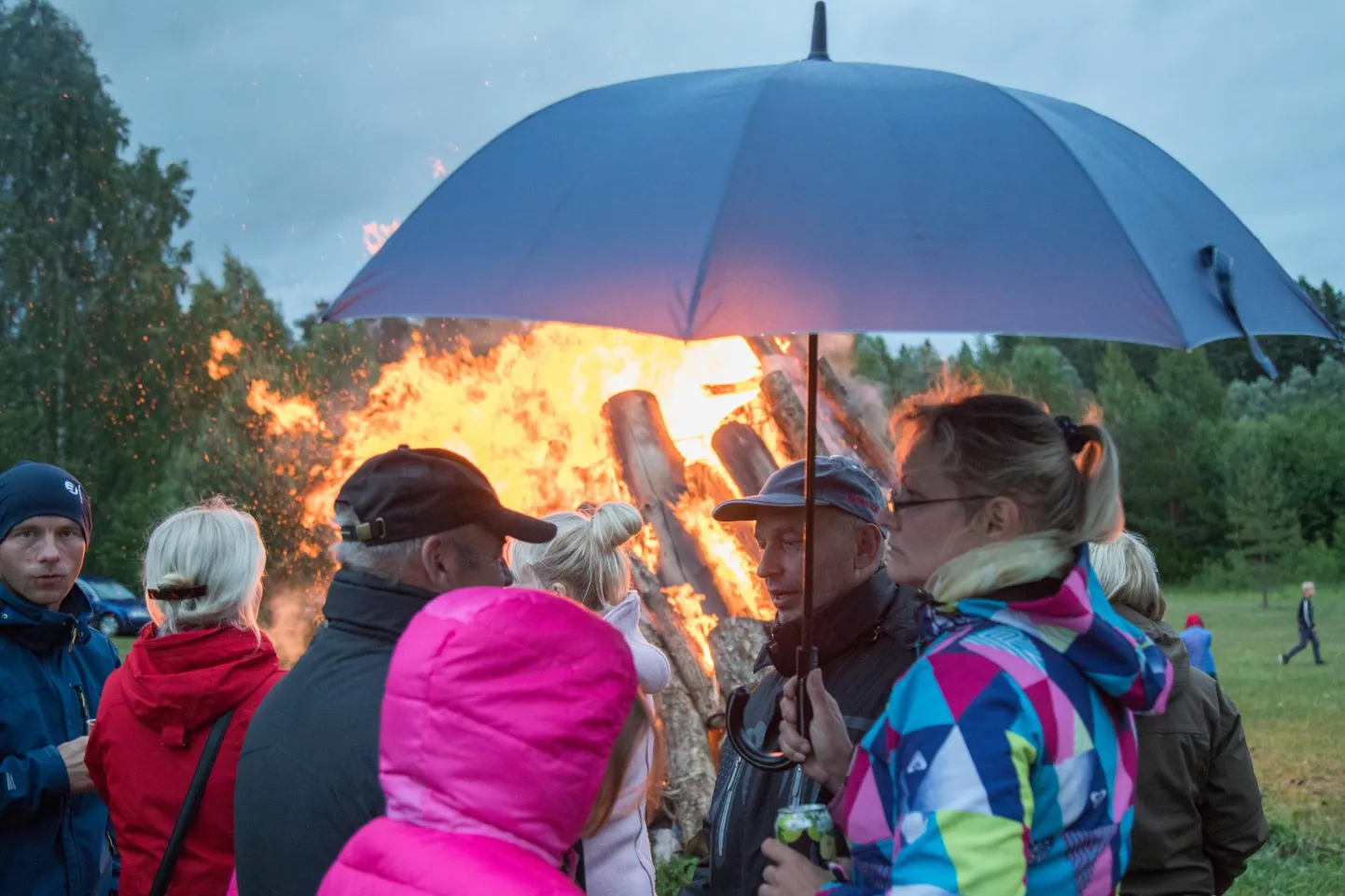 Vihm on jaanipühade ajal ikka ja jälle külas käinud. Foto Saarepeedilt pärineb 2018. aastast.