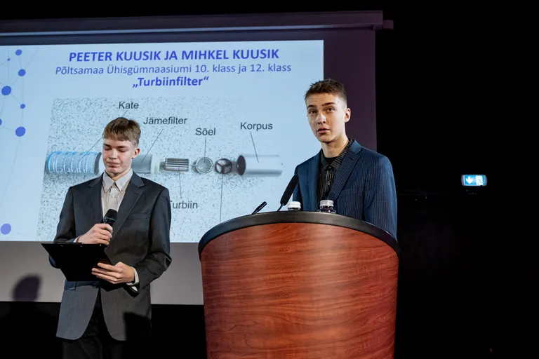 Peeter ja Mihkel Kuusik tutvustavad nende leiutatud turbiinfiltrit.