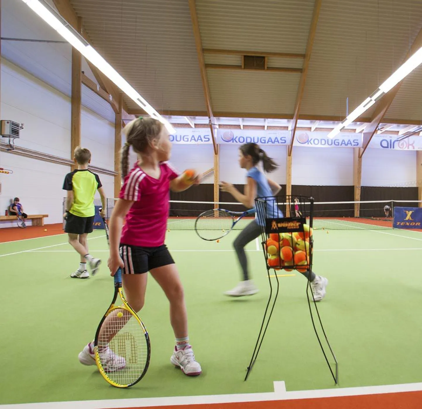 Igal tööpäeval kella 14 ja 18 vahel on tenniseväljakud laste kasutuses, kuid treeningul käijate rohkuse tõttu jääb kahest väljakust väheks. Õhtuti ja hommikuti mängivad väljakutel täiskasvanud, kes sooviksid mänguaega samuti rohkem, kui hall pakkuda suudab.