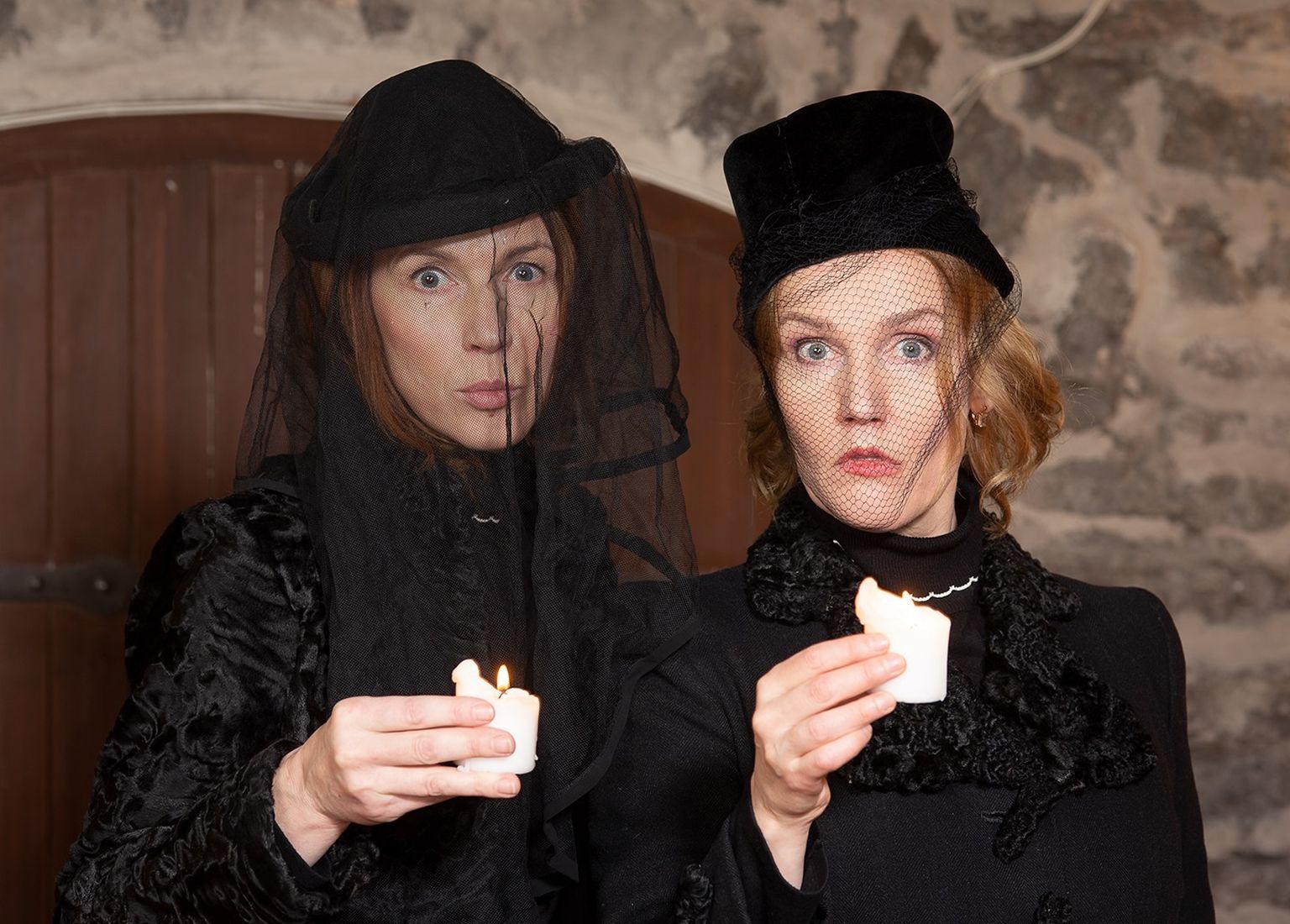 Piret Simson (vasakul) on Hilda Dreseni ning Liina Vahtrik on tema õe Helmi Dreseni rollis.