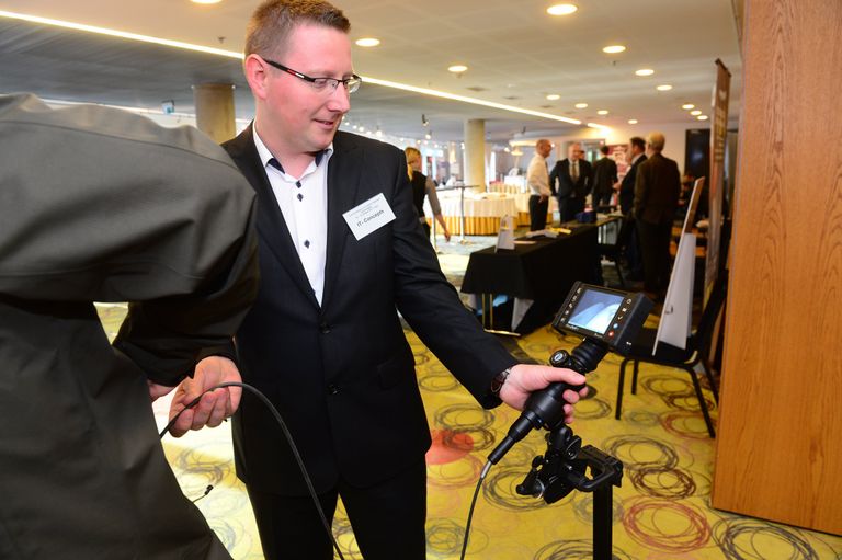 Endo-Tech müügijuht Robert Wisniewski näitas, kui lihtne on endoskooptoruga vaadata, mis asub ajakirjaniku taskus. Foto: Kristjan Teedema