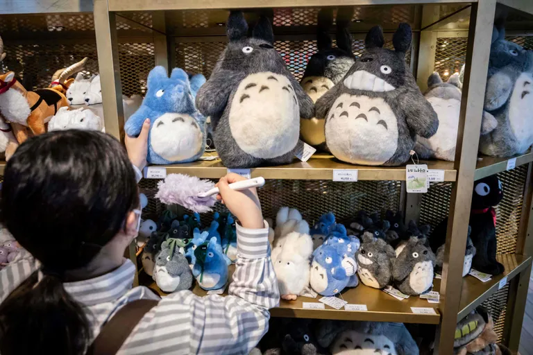 Фирменный магазин персонажей и другого мерча студии Ghibli в «Гиблипарке», Нагакуте, префектура Аити, остров Хонсю, Япония.