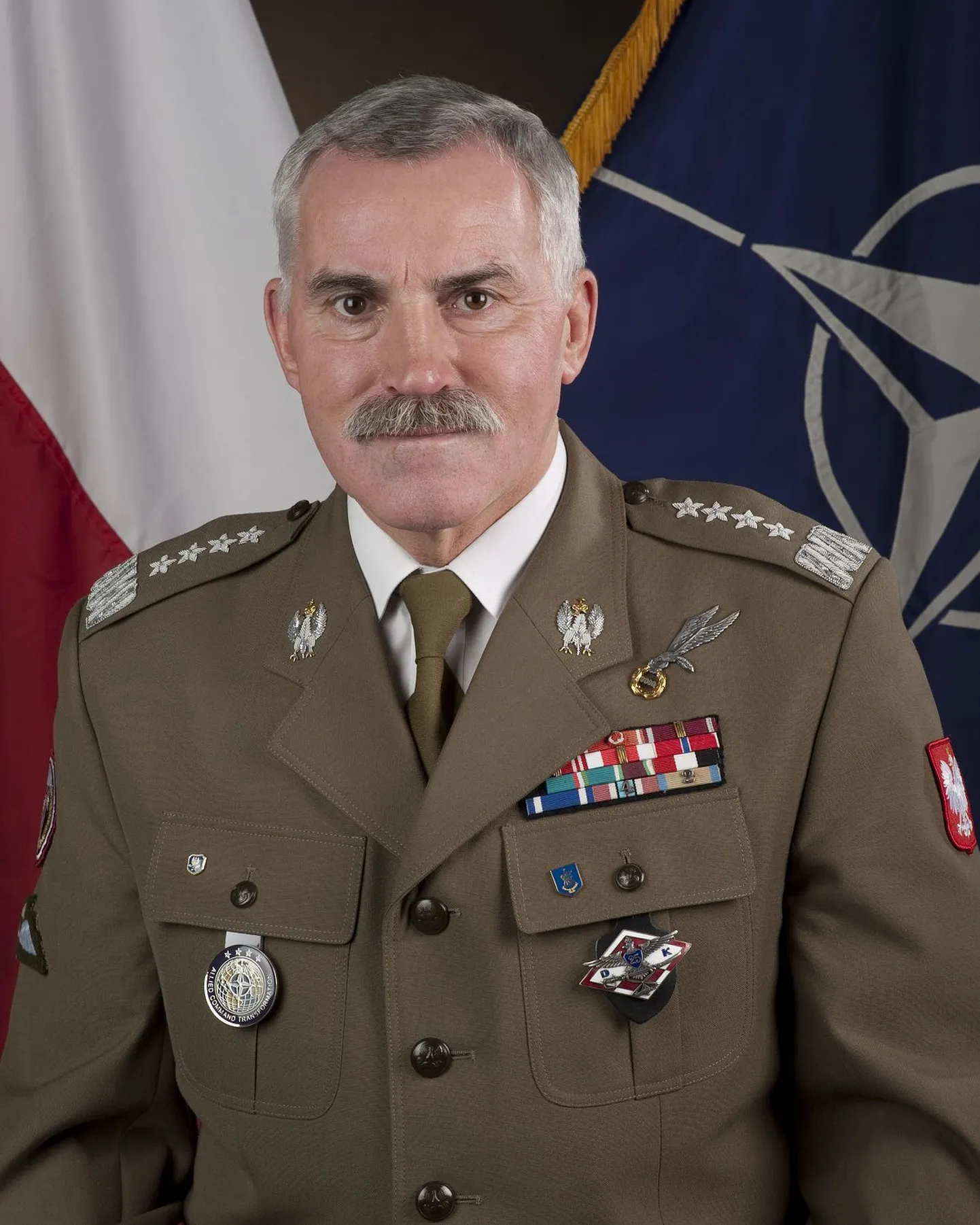 NATO arendusväejuhatuse ülema asetäitja kindral Mieczysław Bieniek.