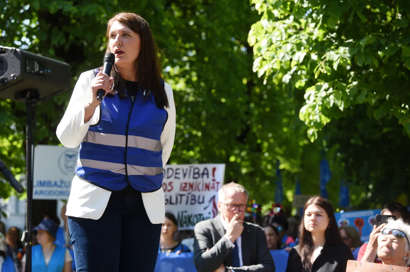 Latvijas Izglītības un zinātnes darbinieku arodbiedrības (LIZDA) priekšsēdētāja Inga Vanaga piedalās LIZDA rīkotajā izglītības nozares darbinieku piketā pie Ministru kabineta, kurā arodbiedrība pauž iebildumus pret Izglītības un zinātnes ministrijas piedāvājumu pedagogu darba slodžu balansēšanai.