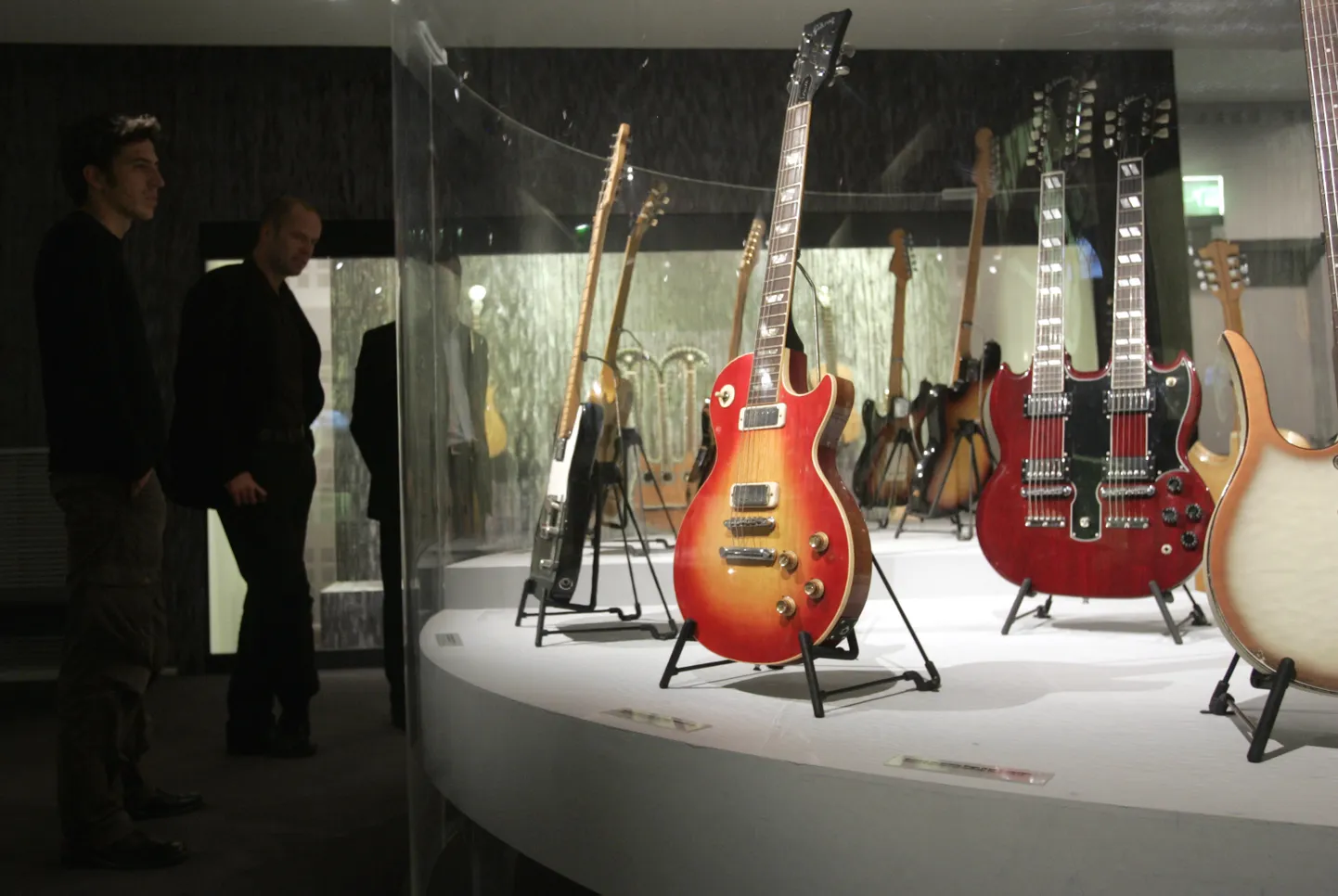 1973. aasta Gibson Les Paul Deluxe'i kitarr, mis kuulub Pete Townshendile ansamblist The Who, ja Gibson EDS-1275 Double Necki kitarr, mis kuulub Jimmy Pageile Led Zeppelinist.
