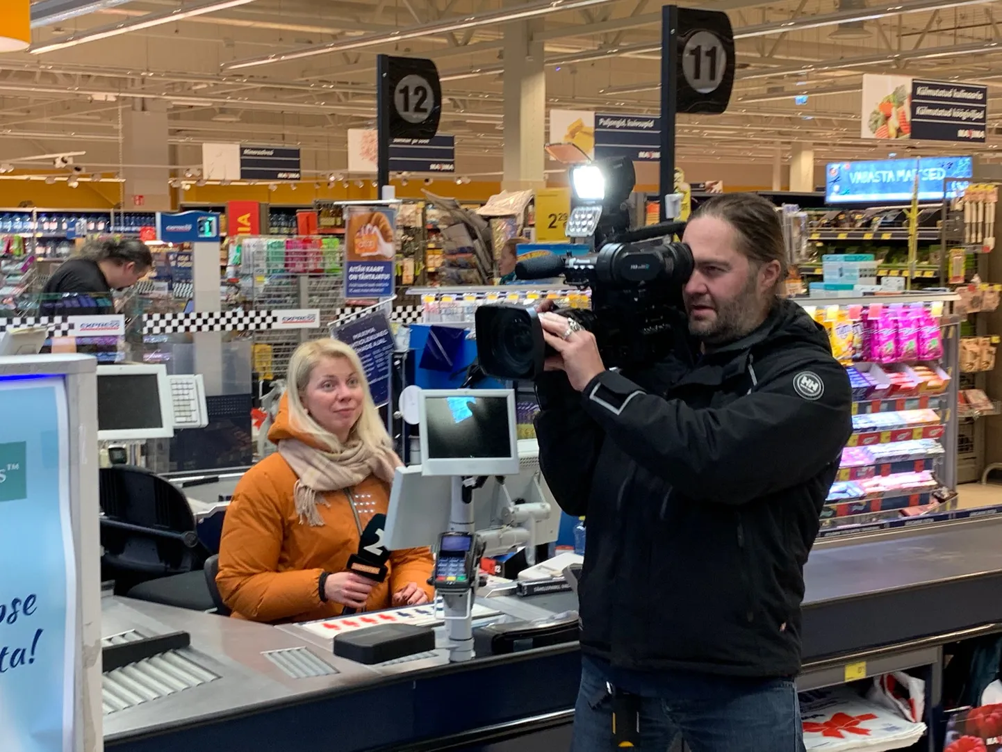 Журналисты ожидают появления Каи Каллас в Haabersti Maxima, 20.12.2019