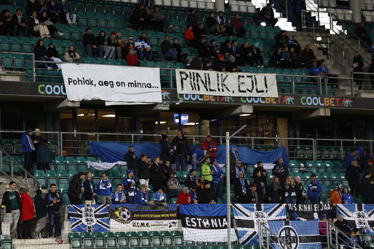 Eesti jalgpalliliidu presidendi Aivar Pohlaku vastased plakatid Lilleküla staadionil.