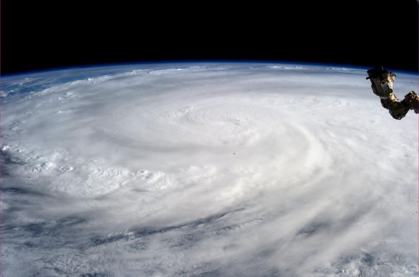 Filipiine tabanud taifuun Haiyan. Foto on tehtud rahvusvahelisest kosmosejaamast.