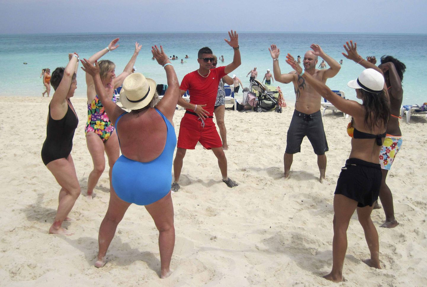 Turistid õpivad Kuubal Santa Maria Key Resorti rannal kohaliku tantsu samme.