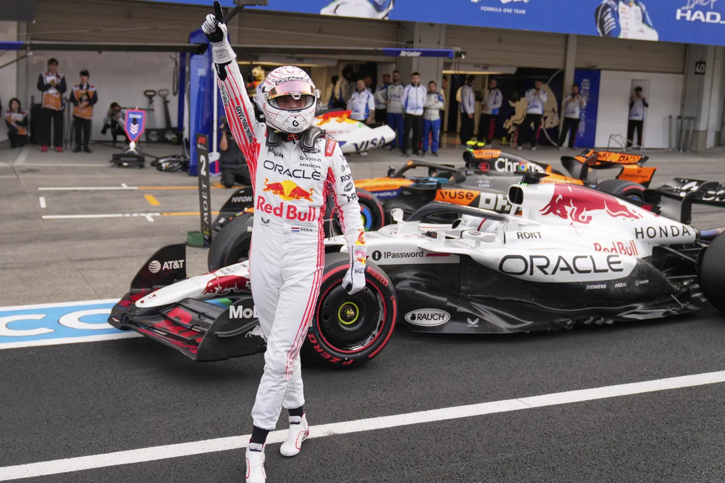 Max Verstappen rõõmustab Jaapani GP kvalifikatsiooni võitmise üle.