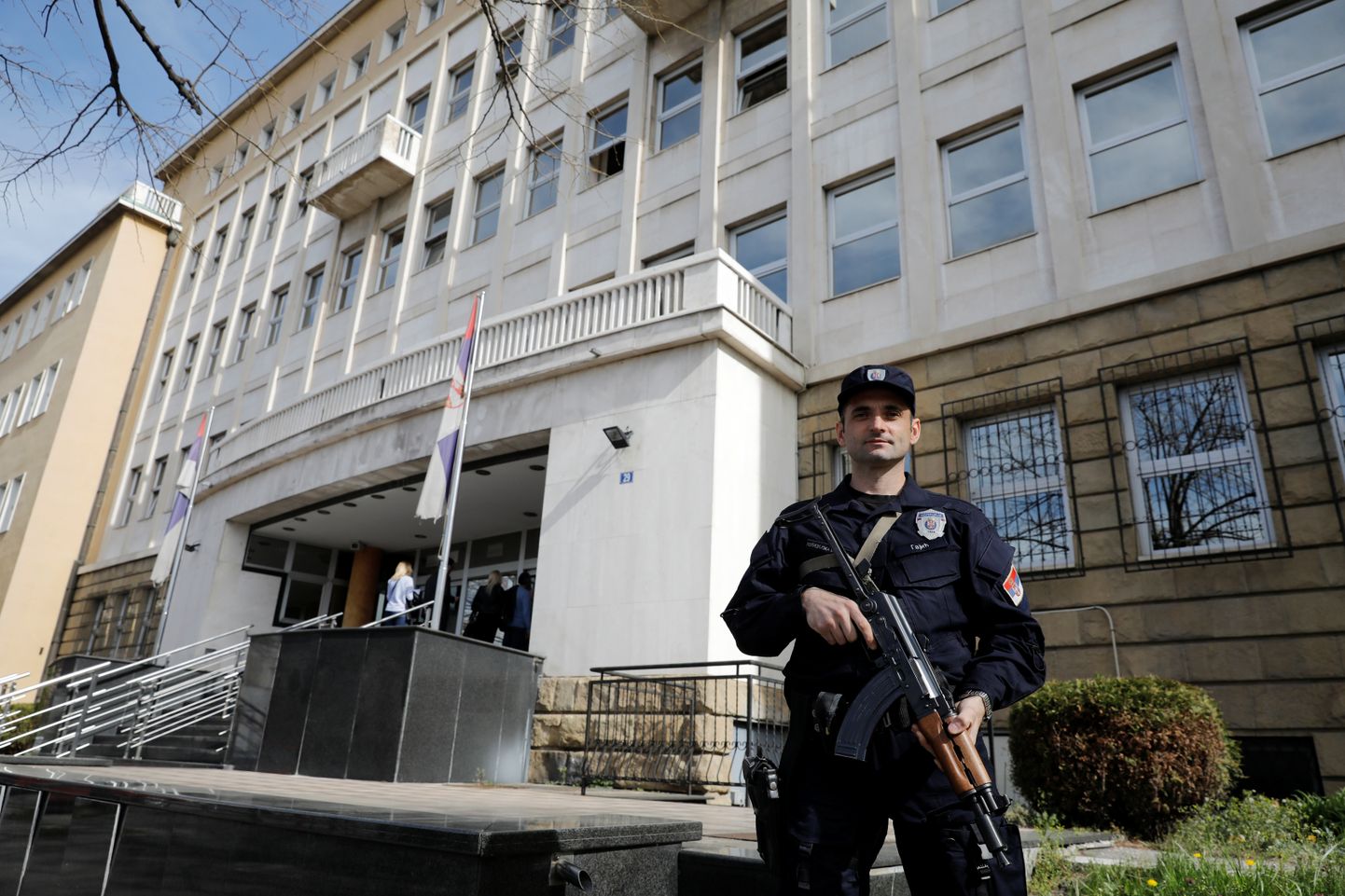 Valvur täna Belgradi kohtuhoone ees, kus langetati otsus terrorismis süüdistatavate üle.