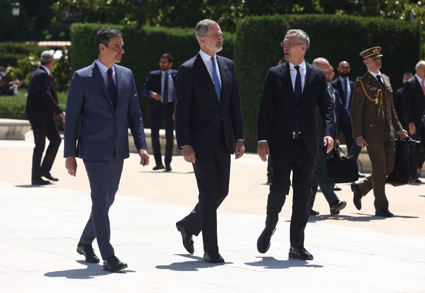 Hispaania peaminister Pedro Sánchez, kuningas Felipe VI ja NATO peasekretär Jens Stoltenberg 30. mail Madridis.