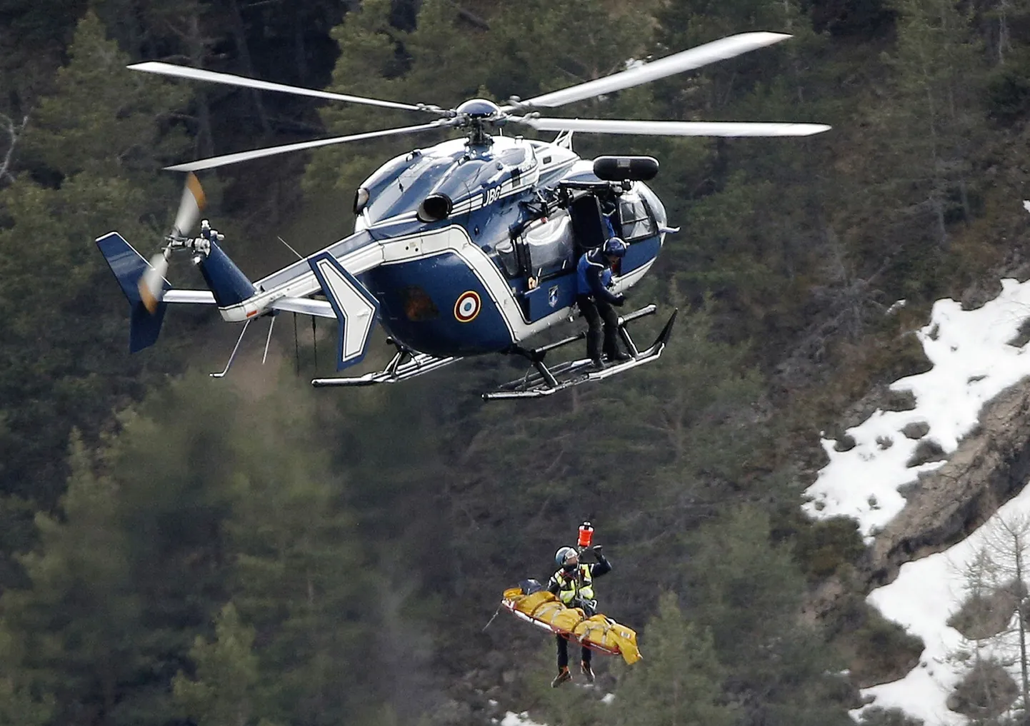 Päästjad tõstmas katastroofis hukkunut Prantsuse sandarmeeria kopterisse.