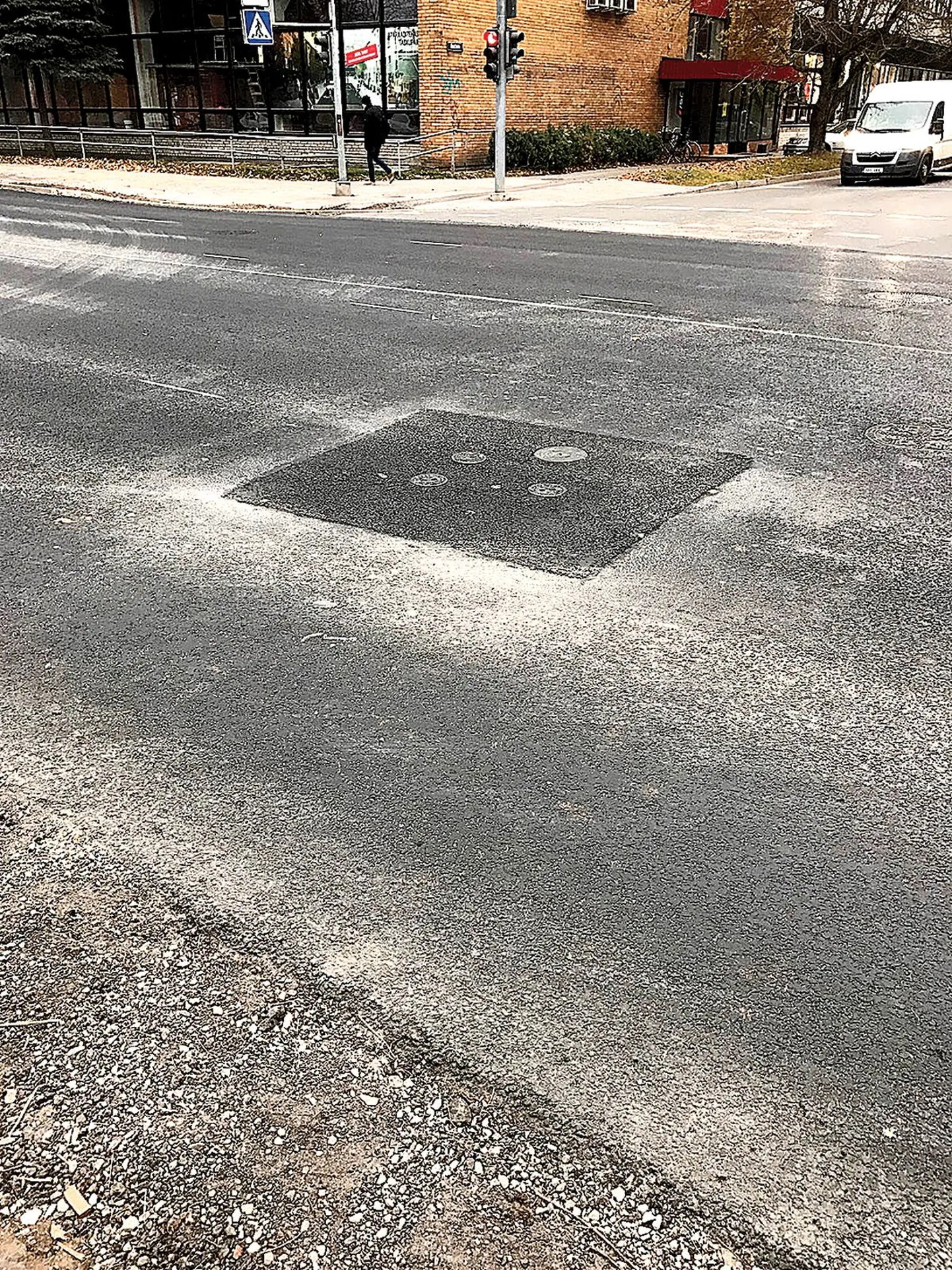 Lehelugeja märkas ja andis kohe ka laiemale üldsusele teada, et Riia tänaval Kastani ristmiku juures tuli vastsele asfaldile paik panna vaid paar päeva pärast teekatte maha saamist.