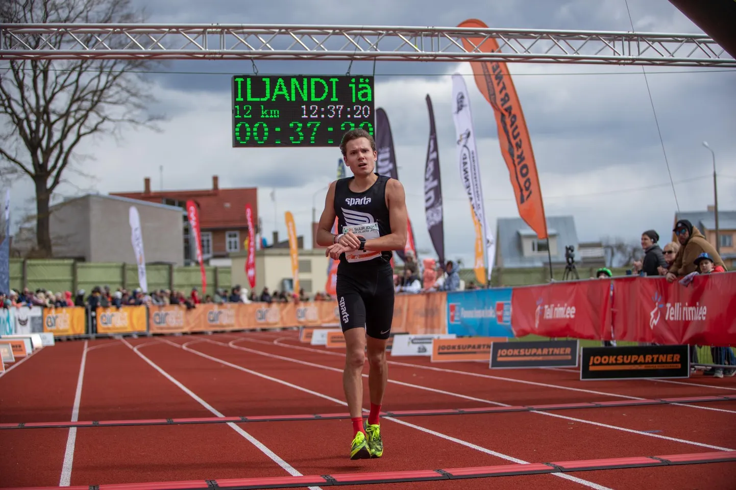 94. ümber Viljandi järve jooksu kiireim eestlane oli pikamaajooksja Leonid Latsepov 37.20-ga. Nagu Latsepov nentis, siis jooksu võitnud Keenia jooksja kannul ta püsida ei jõudnud, aga võitu kavatseb siia veel püüdma tulla.