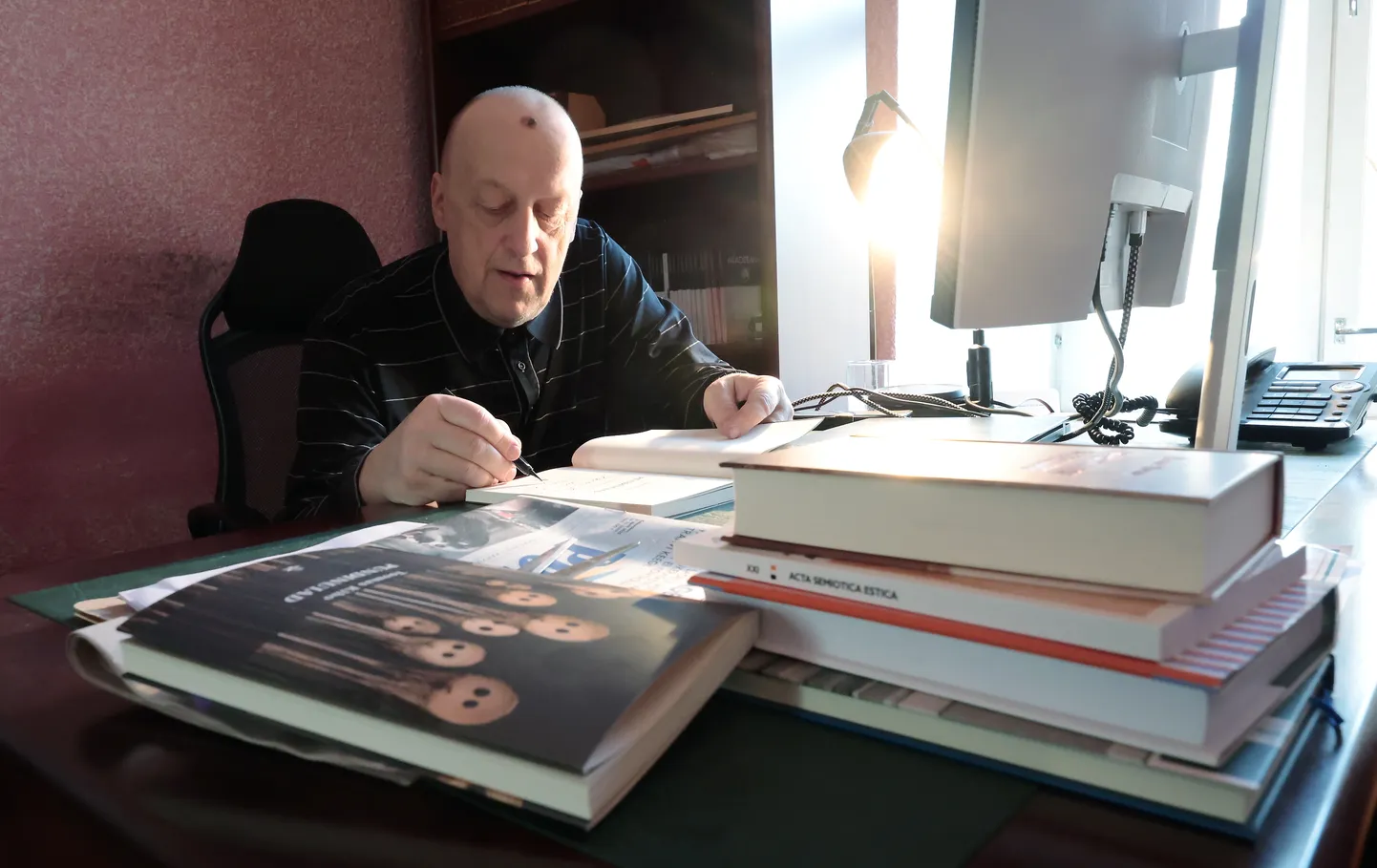 Toomas Kiho kirjutas Akadeemia toimetuses oma luulekogusse autogrammi.
