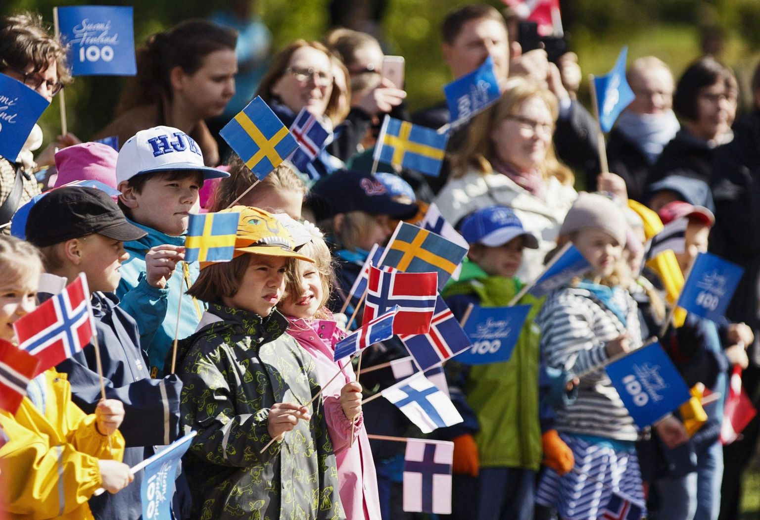 Lapsed lehvitavad Põhjamaade riigipeade külaskäigu ajal Helsingis Sibeliuse monumendi juures lippe.