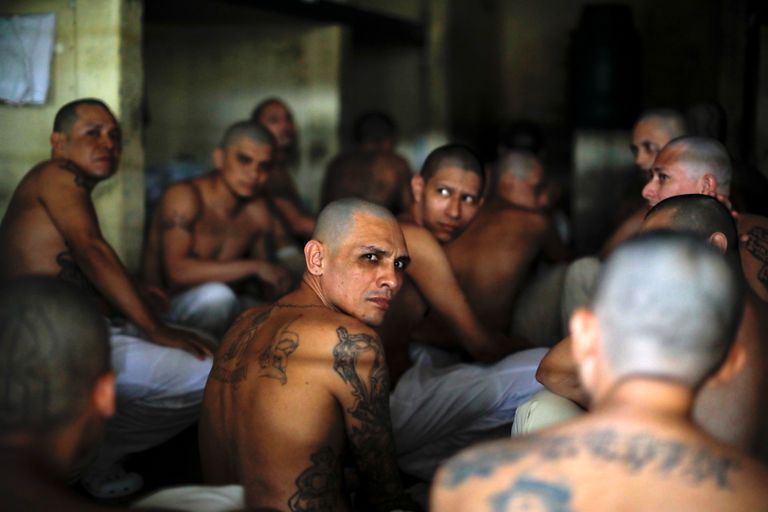 Vangid El Salvadori Izalco vanglas 24-tunnise jälgimise all