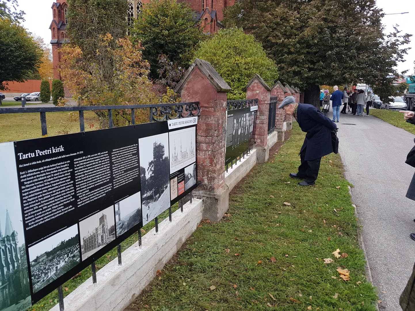 Tartu Peetri kogudus alustas eile oma 150. aastapäeva tähistamist näituse avamisega kiriku aial.