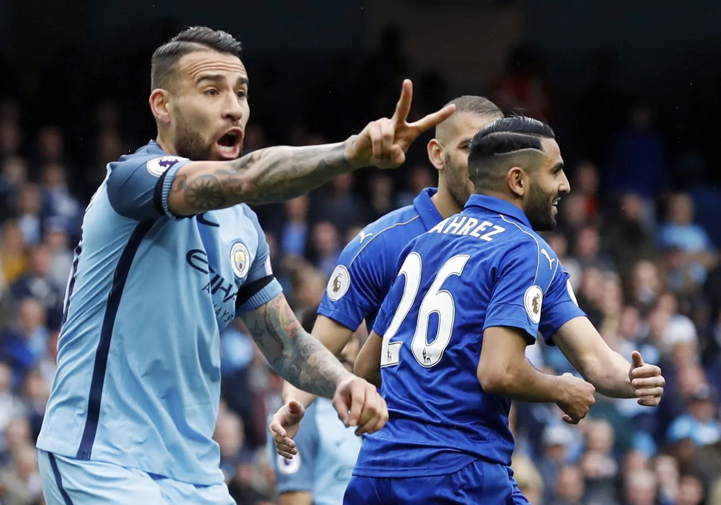 Manchester City kaitsja Nicolas Otamendi (vasakul) näitamas kohtunikule, et Riyad Mahrez puudutas penaltit lüües palli kaks korda.