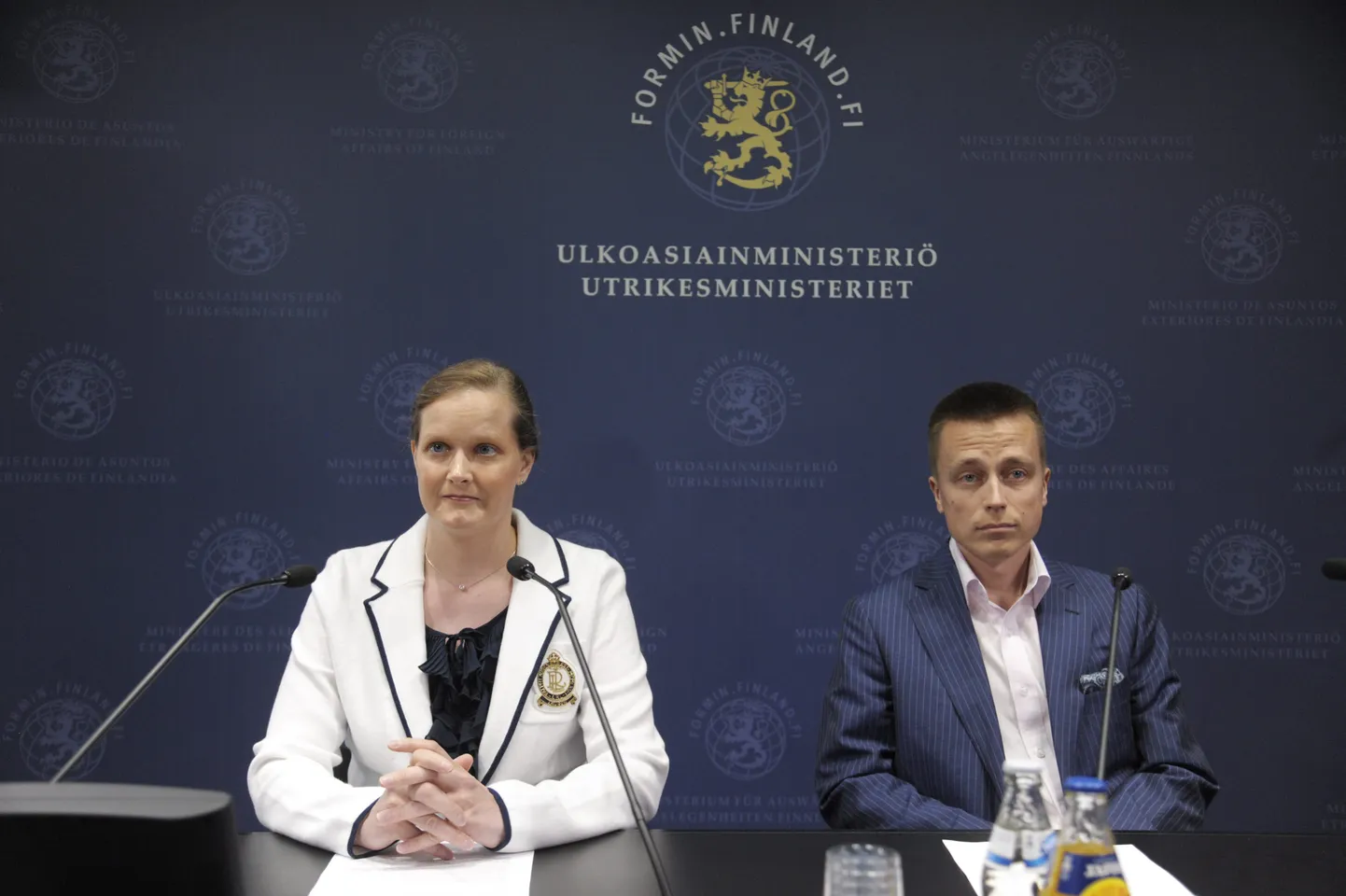Leila ja Atte Kaleva Helsingis peetud pressikonverentsil 2013. aasta mais, kus nad rääkisid pantvangidraama tagamaadest.