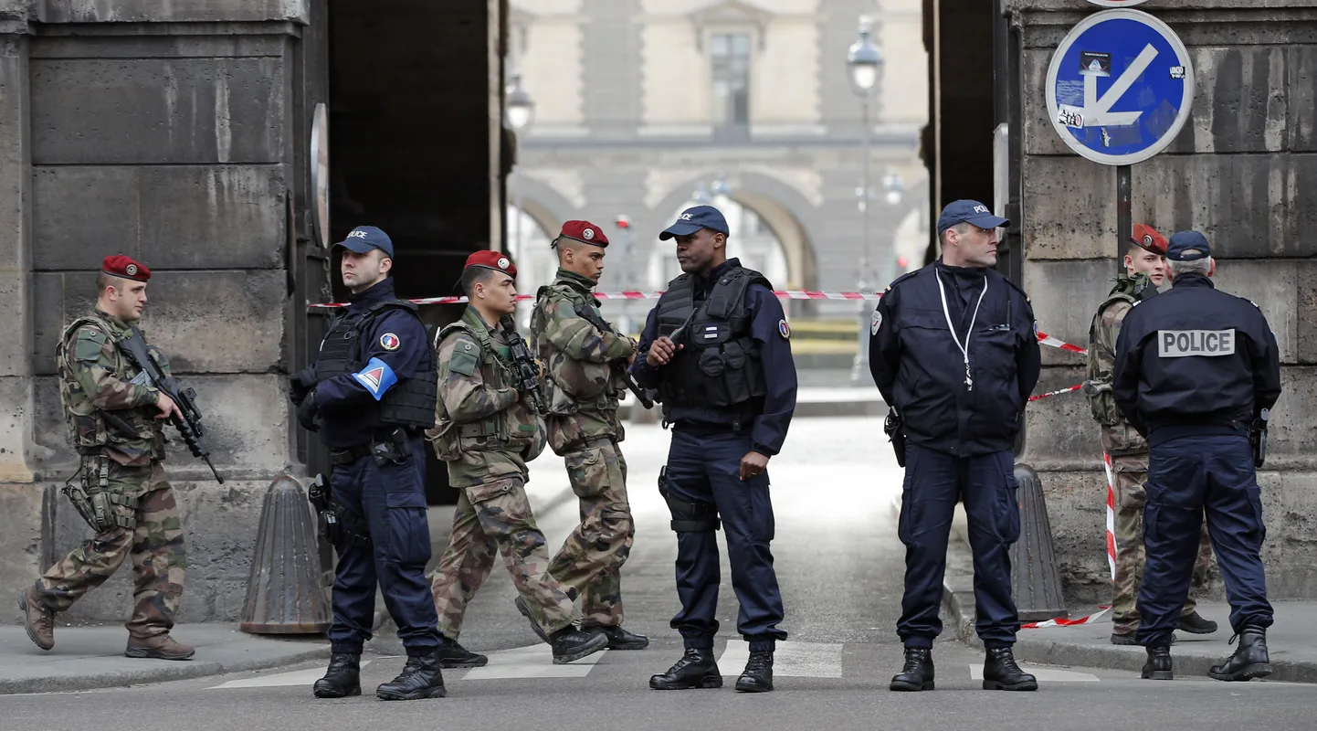 Prantsuse sõdurid ja politsei Louvre´i ees peale terrorirünnakut.