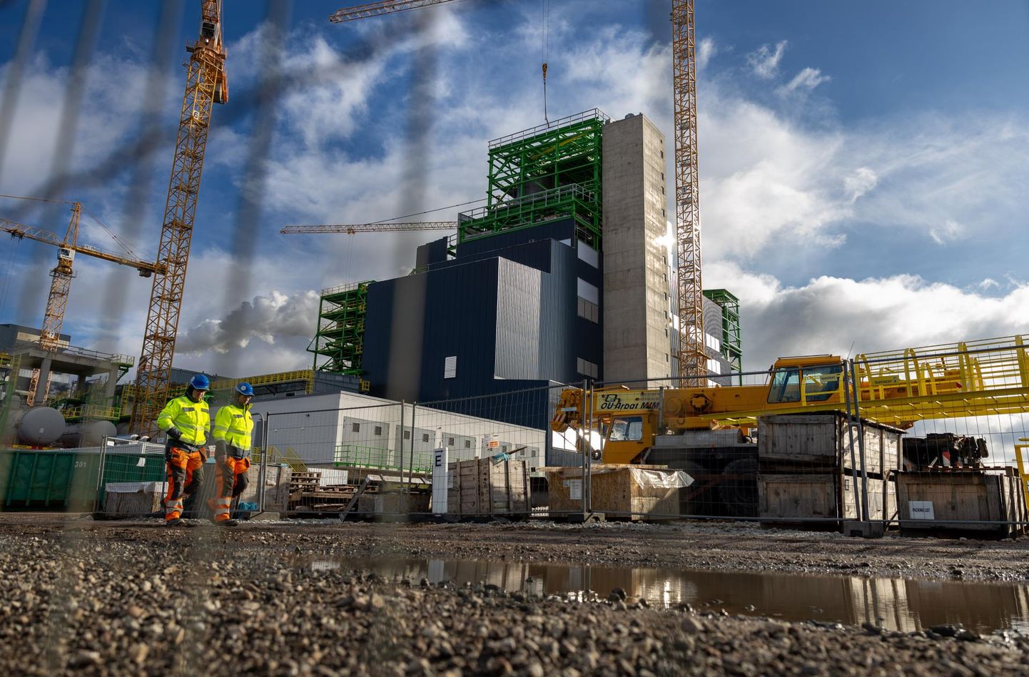 Новый завод по производству масел Eesti Energia должен был быть готов в марте, но сейчас строительство приостановлено на несколько месяцев.