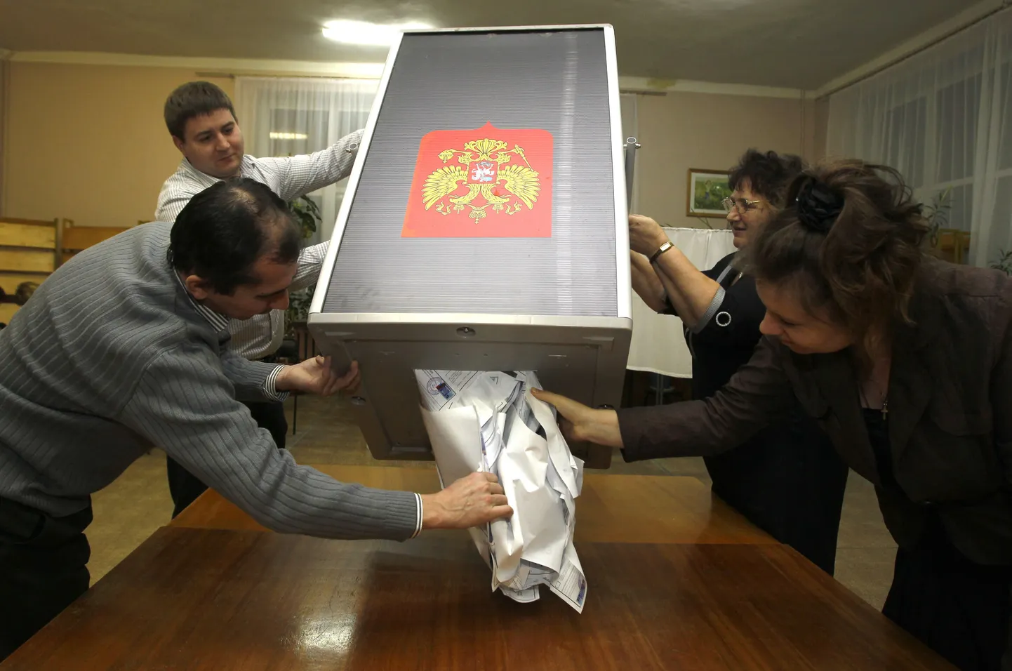 Подсчет голосов на выборах в Госдуму России в городе Рославль.