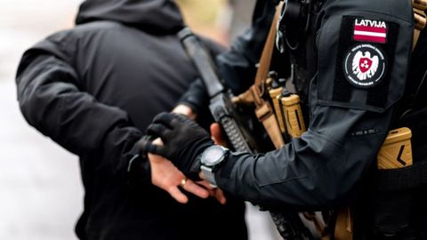 Latvijas pilsoni aiztur aizdomās par spiegošanu Krievijas militārā izlūkdienesta uzdevumā