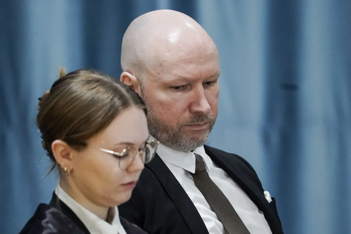 Anders Behring Breivik koos oma advokaadi Marte Lindholmiga 8. jaanuaril 2024 Olso lähedases Tyristrandi kohtus. Brevik kaebas Norra riigi kohtusse, kuna tema sõnul rikub üksikvangistus ta inimõigusi.
