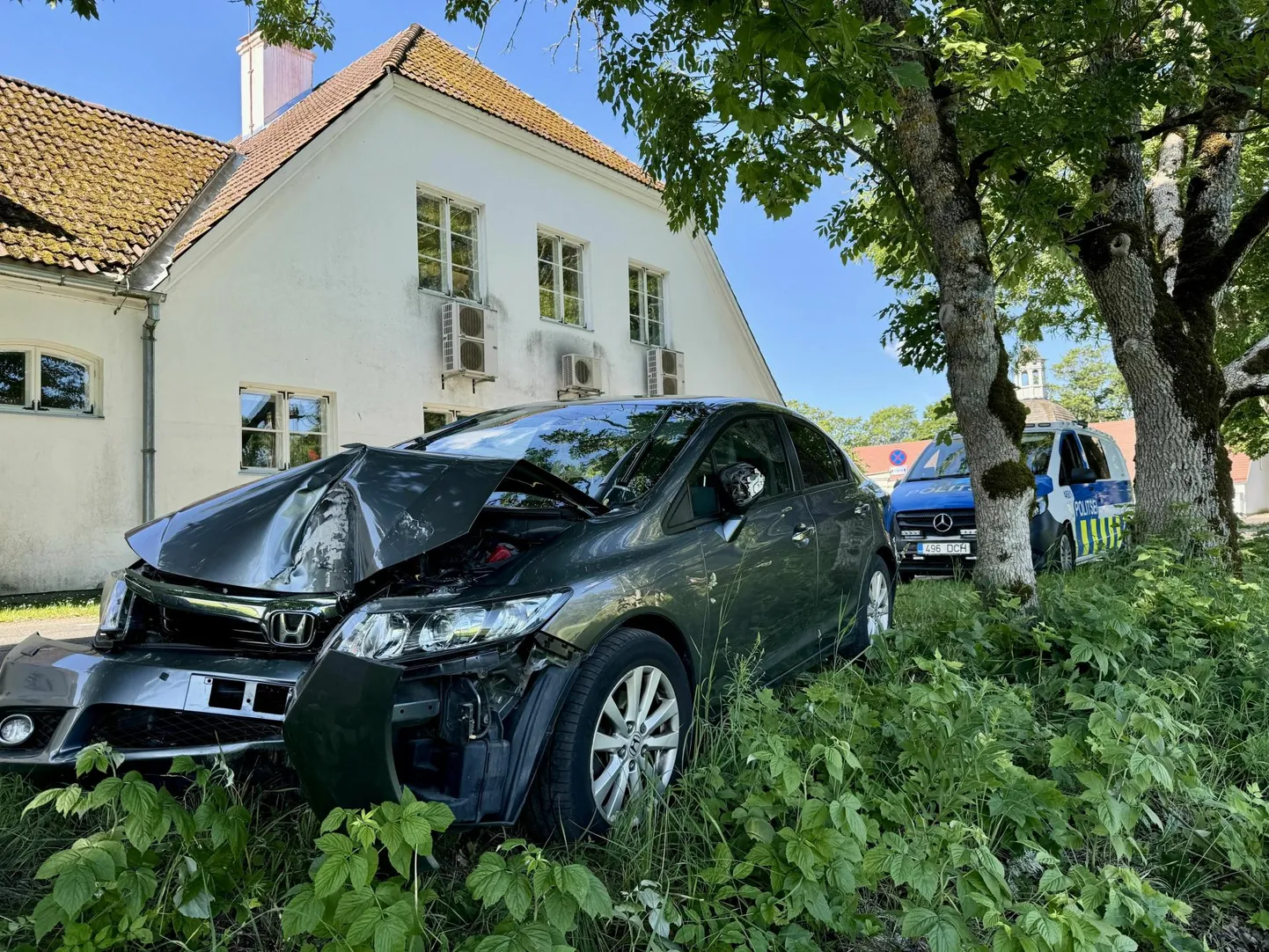 Автомобиль Honda, врезавшийся в дерево, получил серьезные повреждения.