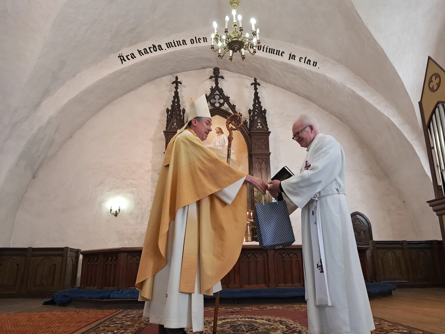 Peapiiskop Urmas Viilma tänas Peeter Kaldurit aastatepikkuse töö eest luteri kiriku heaks.