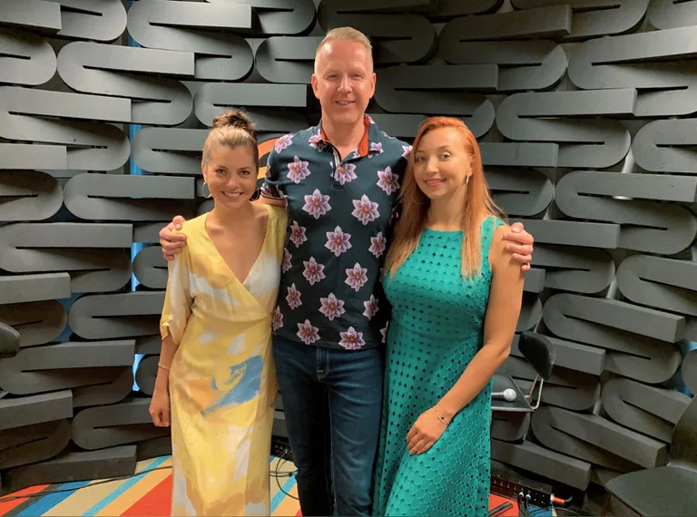 Birgit Sarrap, Mihkel Mattisen ja Tanja Mihhailova-Saar raadio Elmar LIVE stuudios