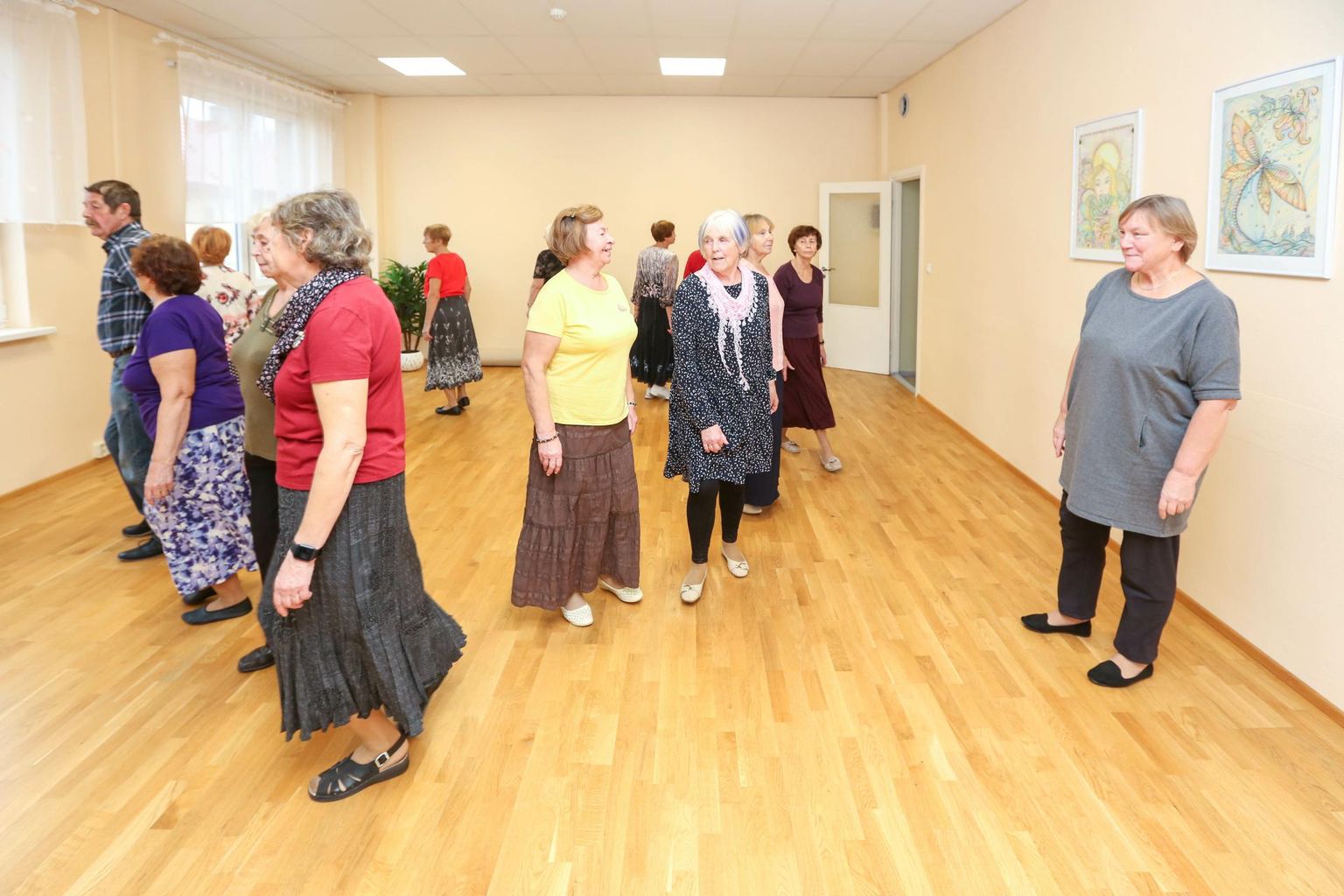 Võru pensionäride päevakeskuses tegutseb ka seenioride tantsurühm Hõbevalge, mida juhendab Jelena Nurk. Päevakeskuse juht Siiri Toomik (paremal) tõdes, et majas tegutsevates tantsuringides on kavade õppimine täies hoos.