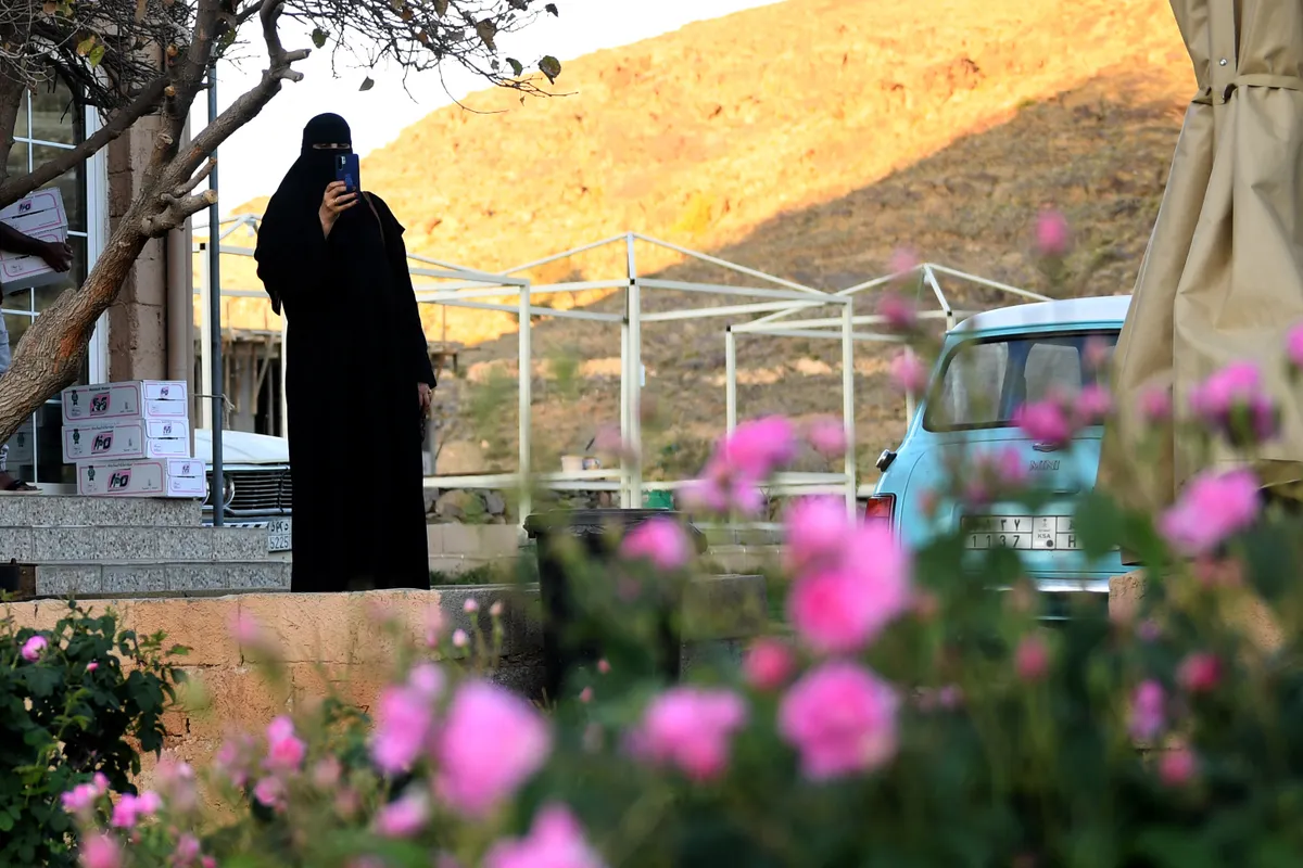 Saudi naine pildistab õitsavid roose Bin Salmani aiandis Taifis.