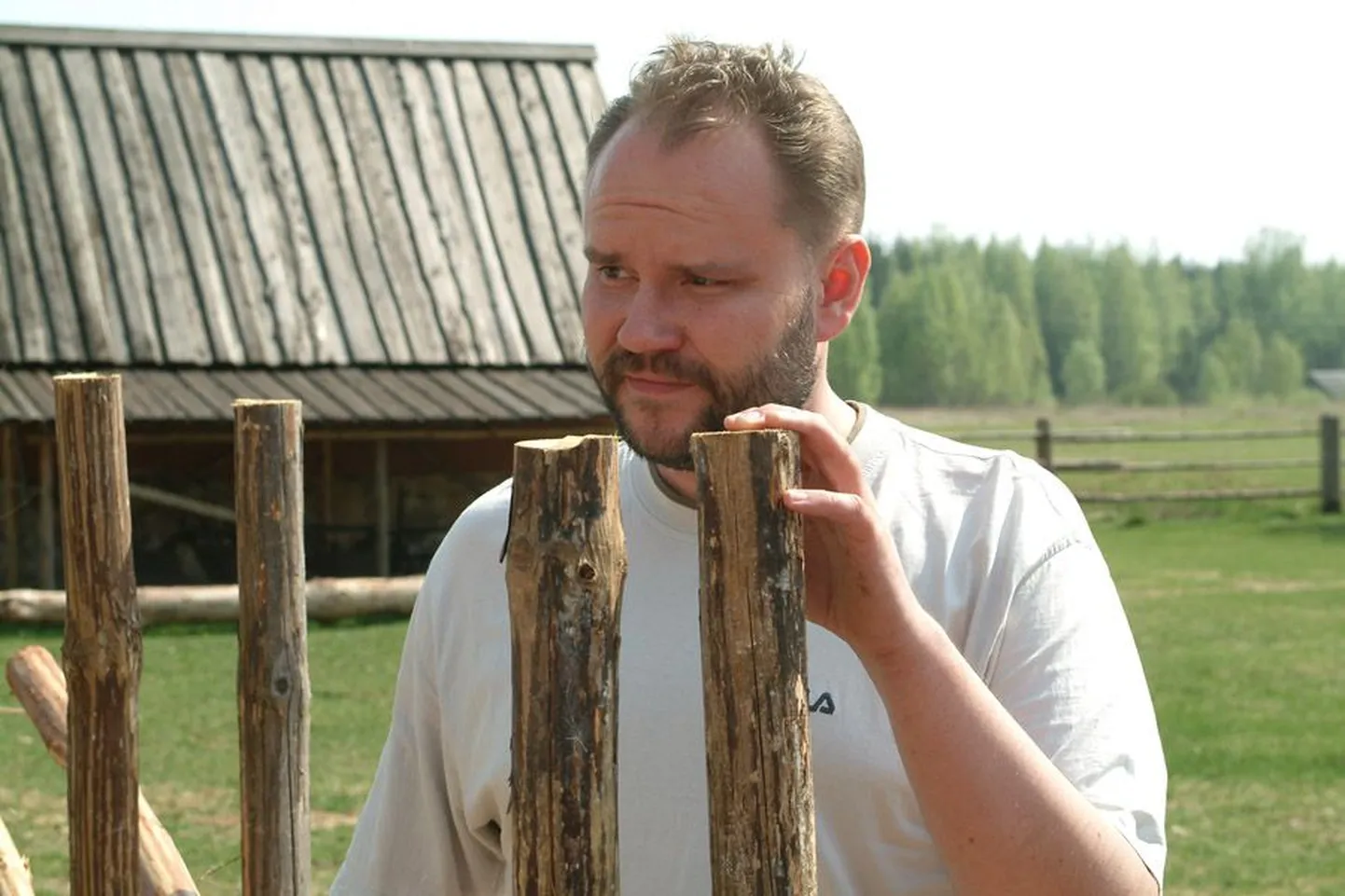 Mälumängusaate «Eesti mäng» juht Gaute Kivistik piidleb üle aia kaunist suvist Eestimaad.