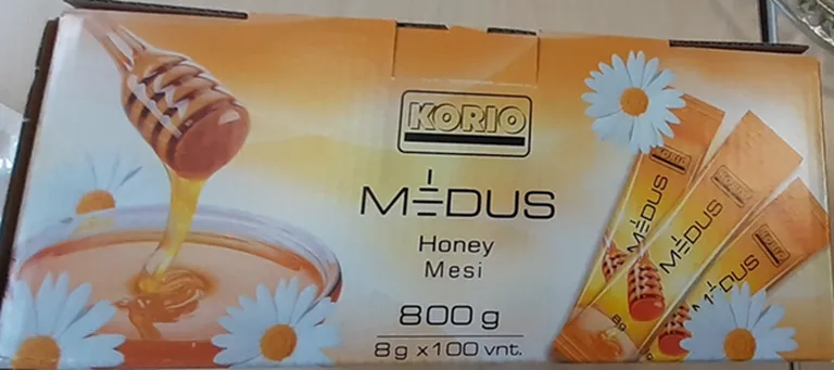 Võõrsuhkruid tuvastati Korio meest 800 g (8 g x 100 tk), parim enne 04.08.2024. Mee päritoluriigiks on märgitud väljastpoolt Euroopa Liitu pärit mee segu. Selle toote tootja on Leedu ettevõte UAB Medaus Pirkliai ning toote maaletooja on SANITEX OÜ.