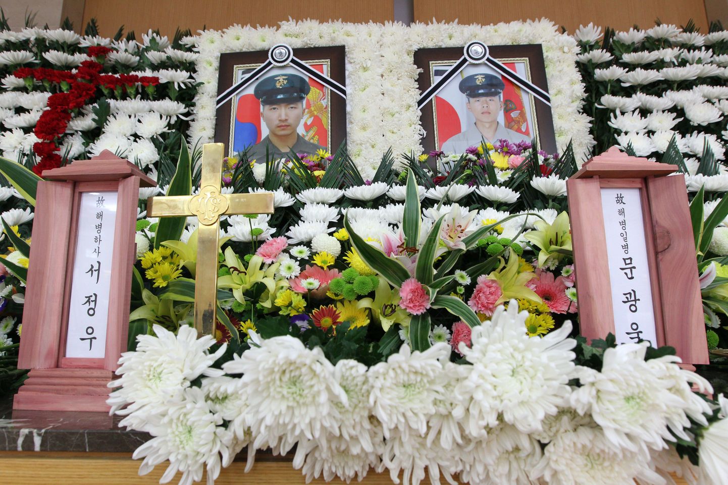 Inimesed asetasid lilli ja avaldasid austust langenud Seo Jeong-Woo´le ja Moon Gwang-Wook´ile.