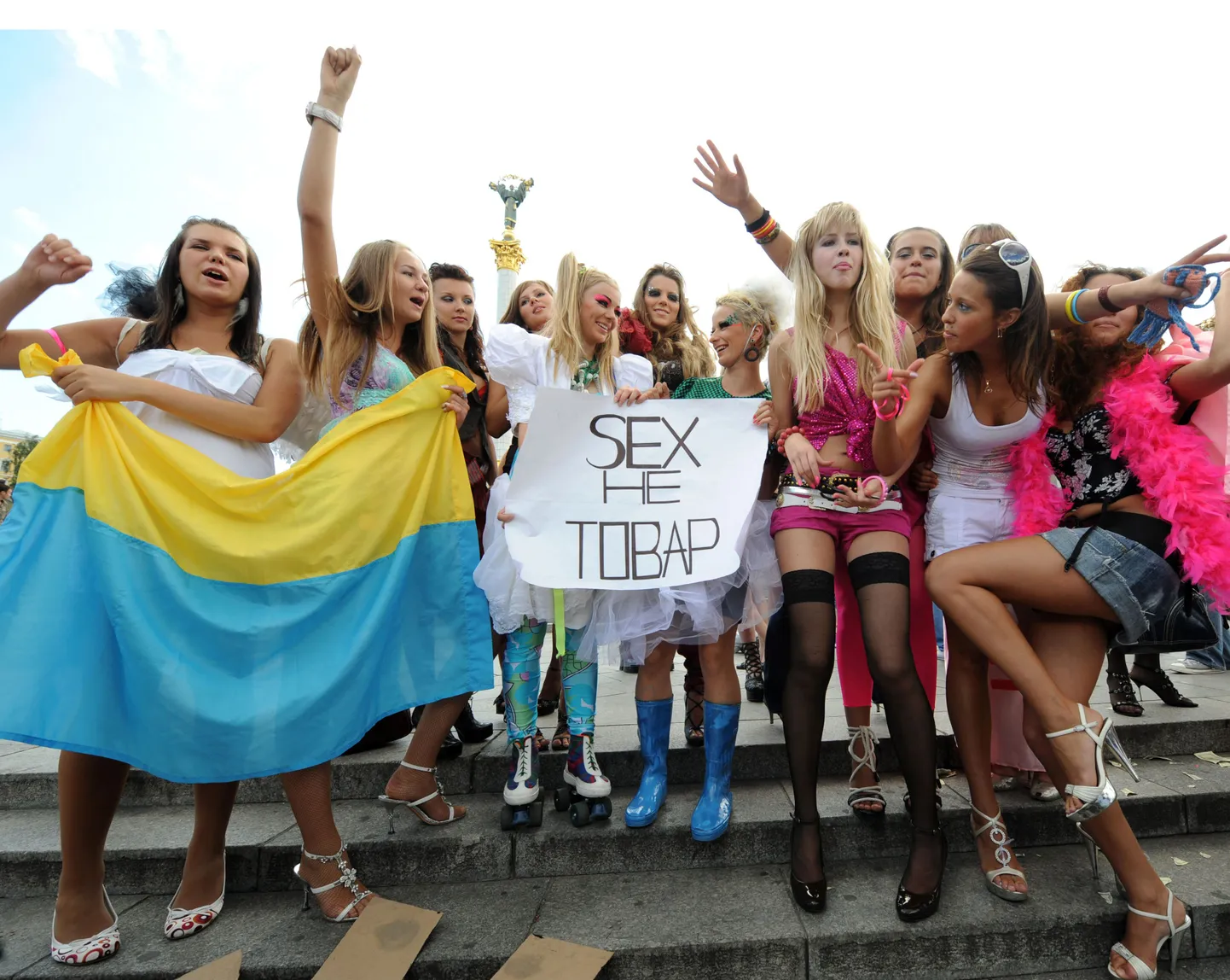 Активистки движения Femen на акции в Киеве  пытаются привлечь внимание властей к проблеме секс-туризма на Украине.