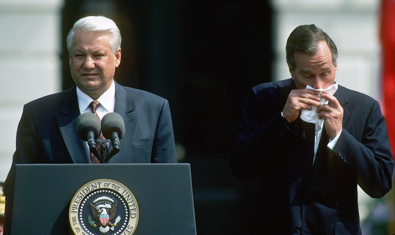 Президент России Борис Ельцин и президент США Джордж Буш на Южной лужайке Белого дома после двухдневных встреч в ходе саммита в Вашингтоне, Вашингтон, округ Колумбия, США, 17 июня 1992 года.