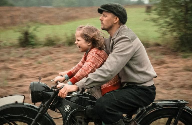 Феликс (Тамбет Туйск) и Леэло (Хелена Мария Рейснер) – какое счастье прокатиться с отцом на мотоцикле.