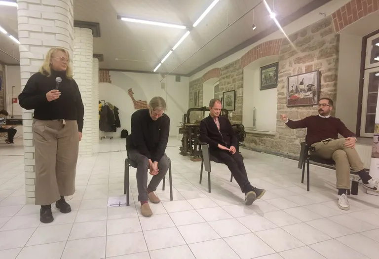 Обсуждение 25 октября. Слева направо: глава департамента развития и экономики Нарвы Анне Веэво, консультант проекта «культурного квартала» Вильяр Похомов, глава компавнии Narva Gate Яанус Микк, модератор Михаил Комашко.