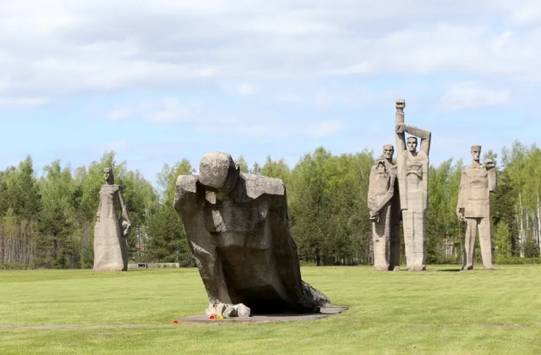 Мемориальный ансамбль на месте Саласпилсского лагеря, открытый в 1967 году в настоящее время включен в Канон культуры Латвии.