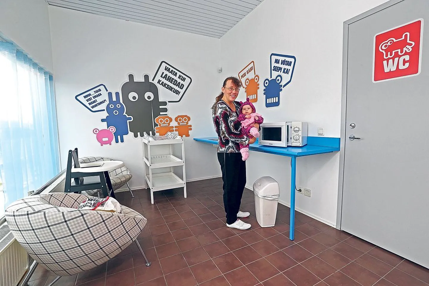 Tartu kaubamaja kolmandal korrusel on ema ja lapse toas olemas kõik vajalik. Pildil Marika Reiko koos tütre Sandraga.