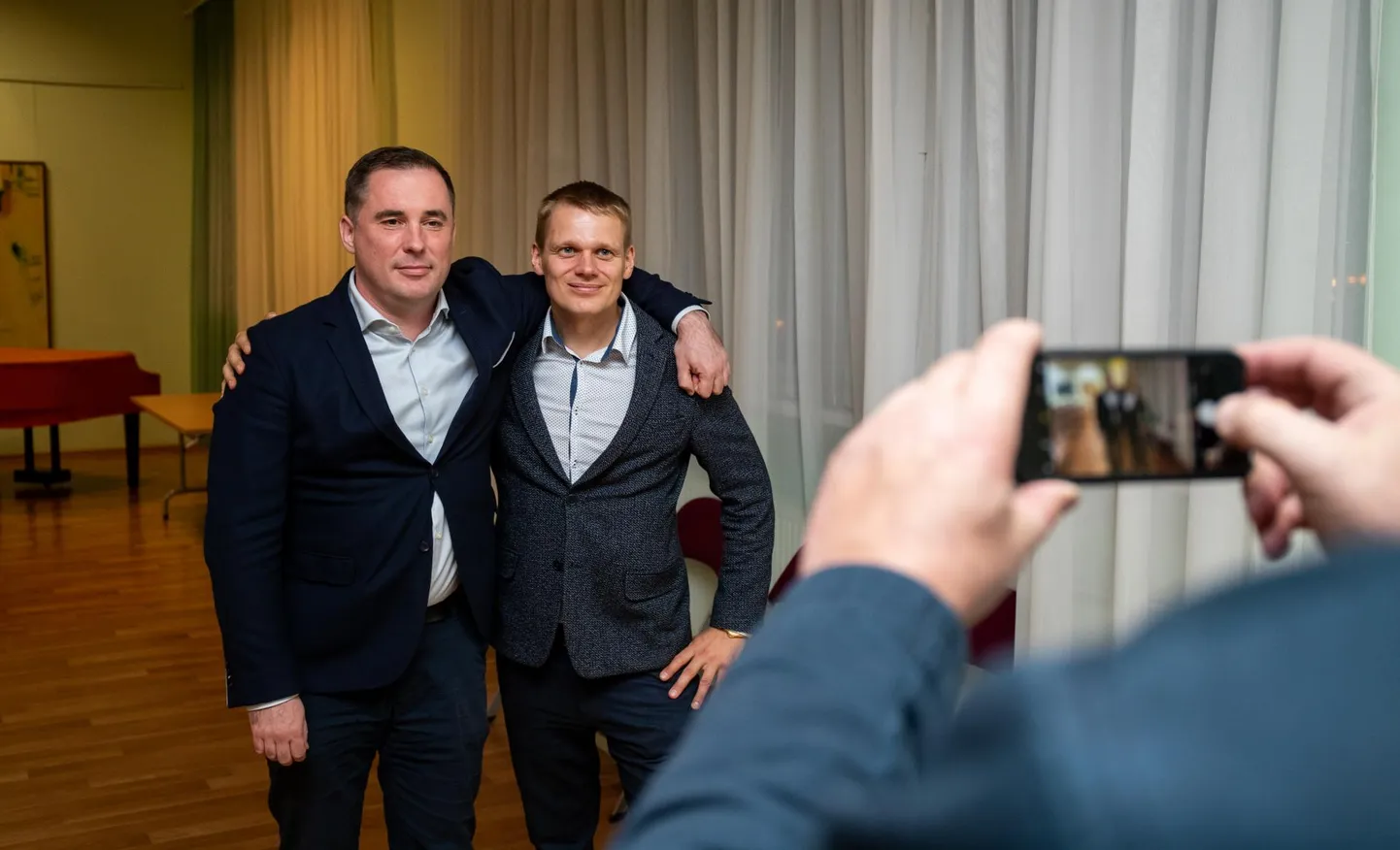 KPV LV välisministri kandidaat Didzis Šmits pärast Valmieras valijatega kohtumist austajaga pilti tegemas.