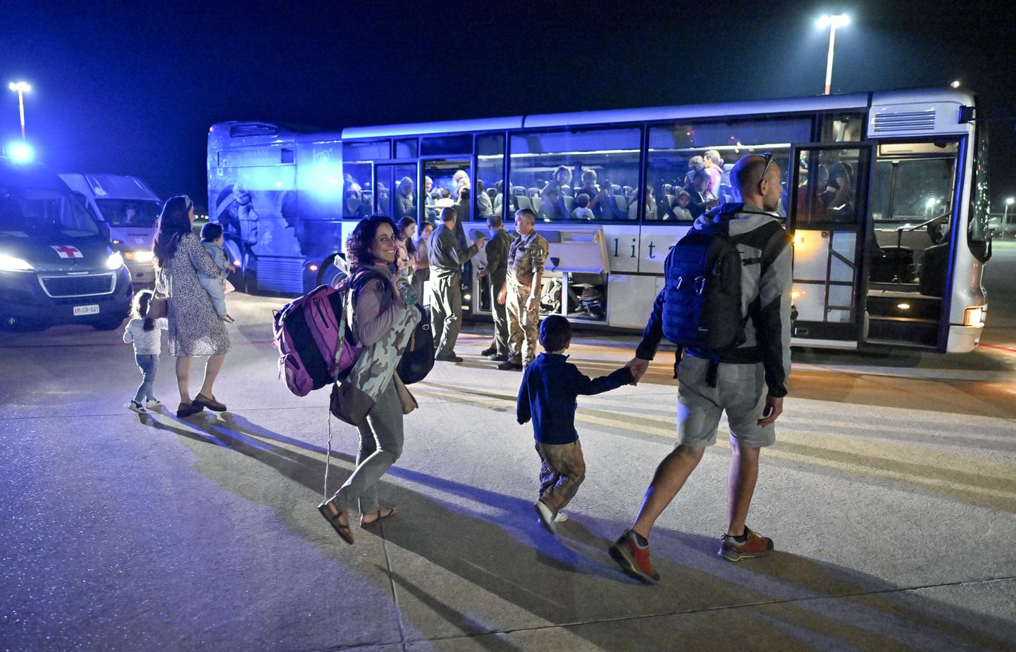 Paljud riigid evaukeerivad oma kodanikud Iisraelist, mida ründab Palestiina terroriorganisatsioon hamas, mis sisenes 7. oktoobril 2023 Iisraeli territooriumile, tappes palju iisraellasi. Pildil itaallalased Tel Avivi Ben Gurioni rahvusvahelises lennujaamas