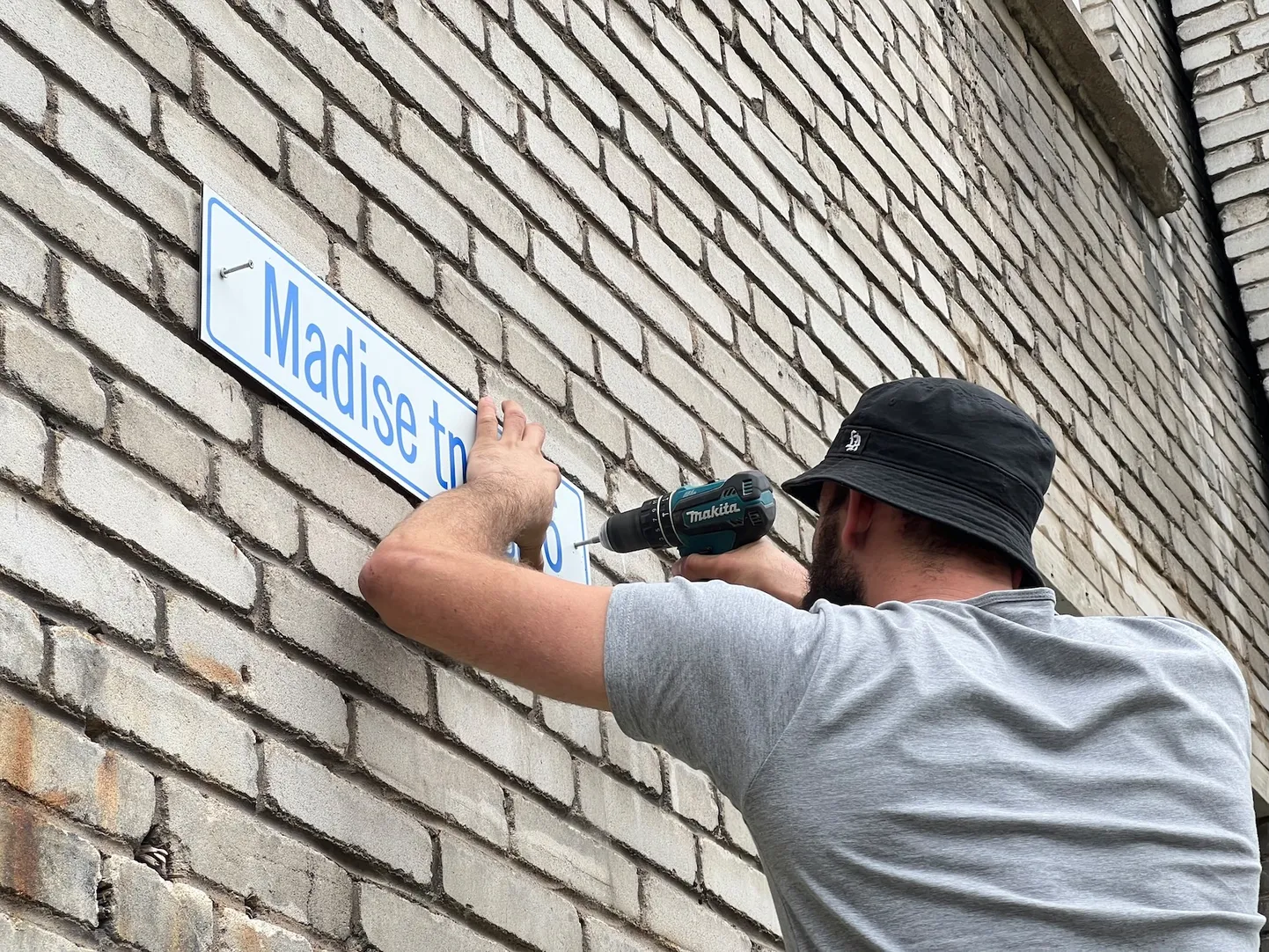 На переименованных нарвских улицах Игоря Графова и Арсентия Бастракова 8 сентября началась смена адресных табличек и демонтаж мемориальных досок. Названия сменили в целом пять улиц.