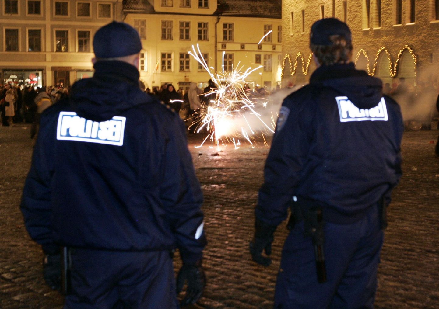 Полицейский патруль на улицах Таллинна.