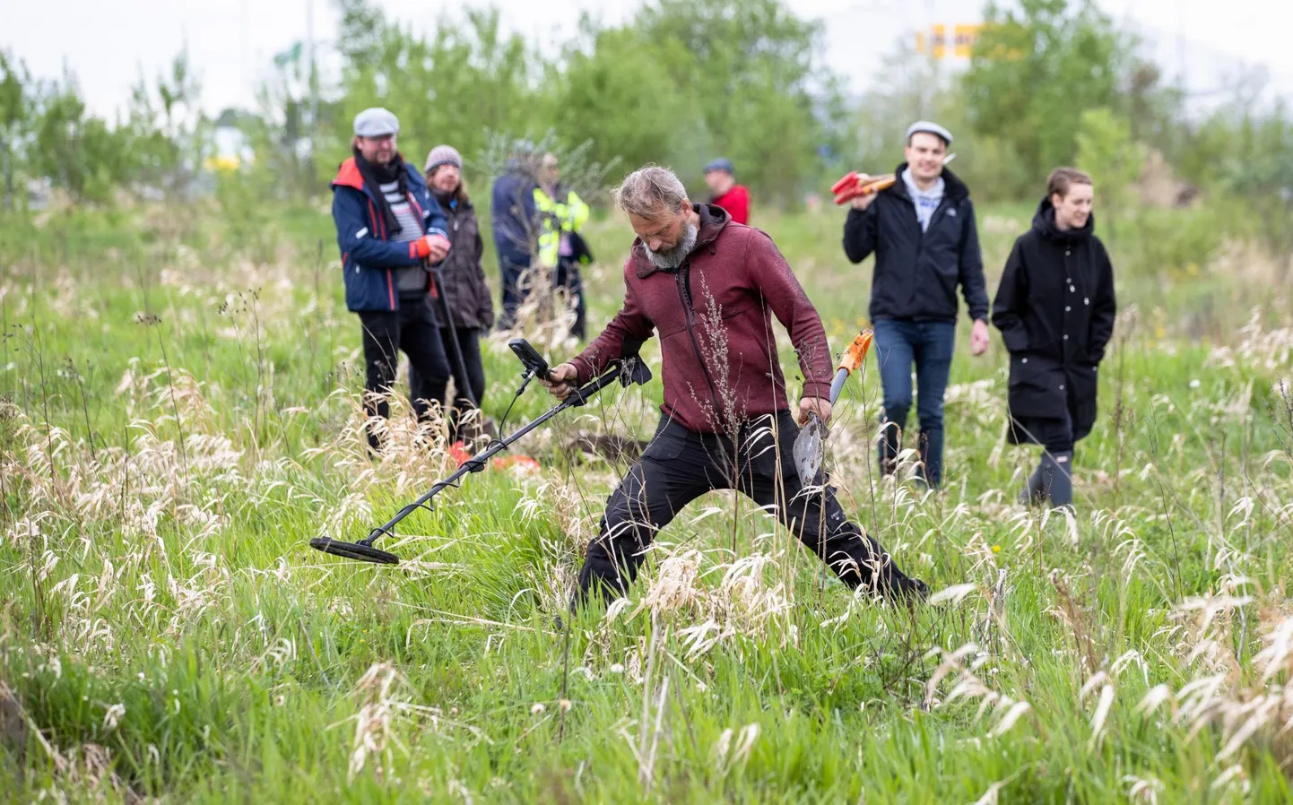 Detektorist Eero Viira kontrollis üle proovišurfidest kaevatud mulla ja osa tulevasest ehitustandrist.   FOTO: Tairo Lutter